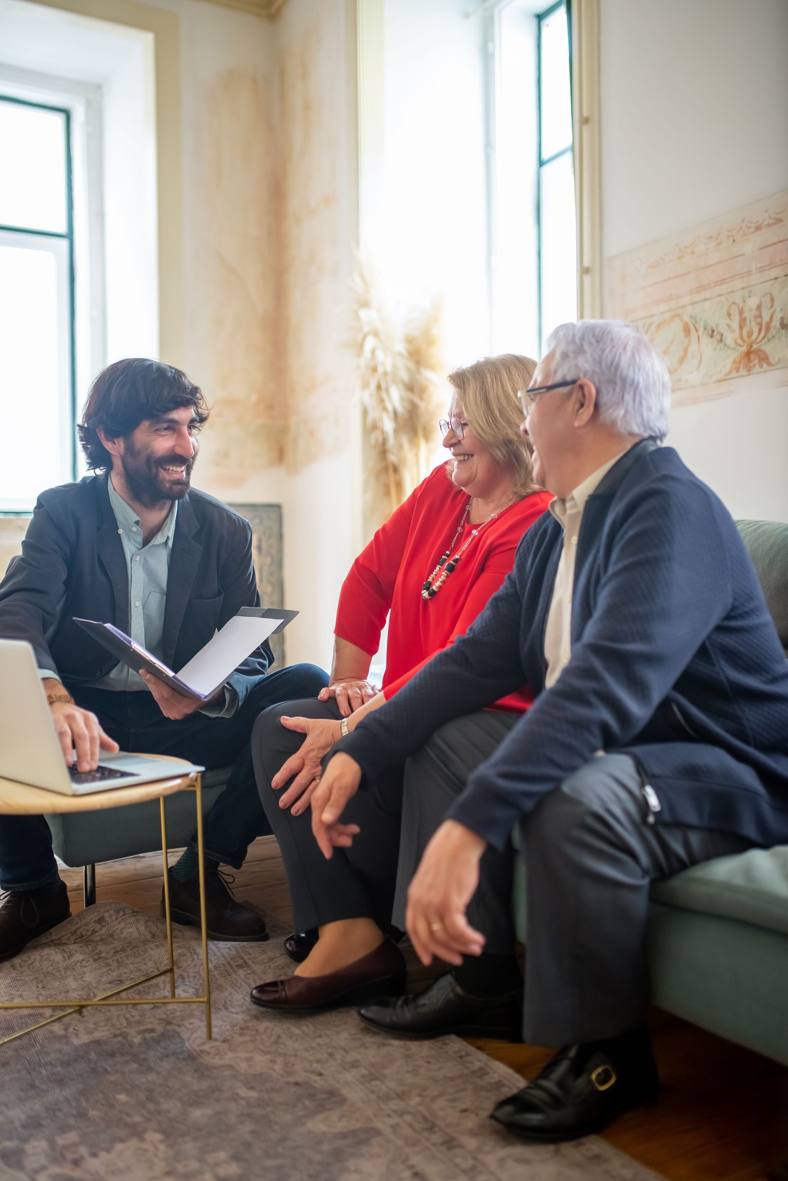 Adviseur bespreekt het testament en de nalatenschap met een ouder echtpaar aan een bureau