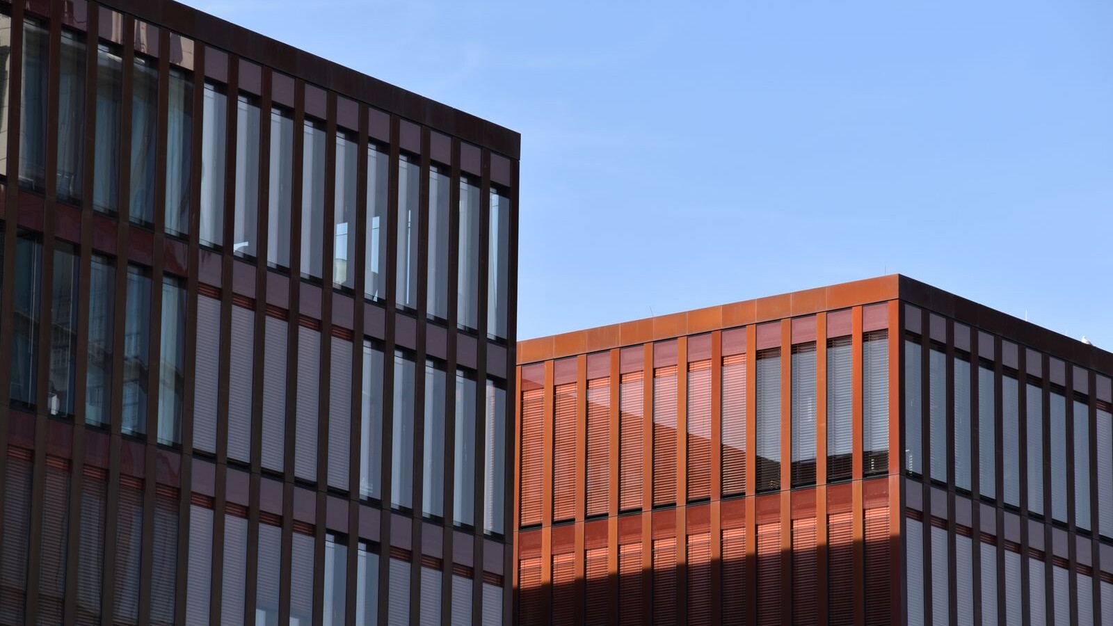 Modern kantoorgebouw met glazen gevel bij een artikel over de zetelverplaatsing van een Nederlandse vennootschap