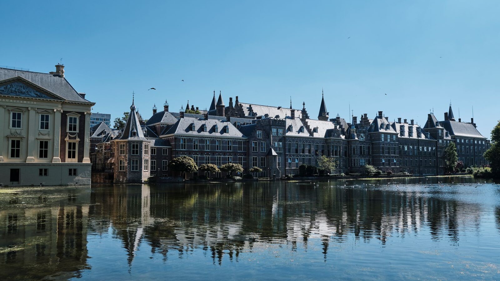 The Binnenhof in The Hague, seat of the Dutch parliament, illustrating the 2027 Tax Plan