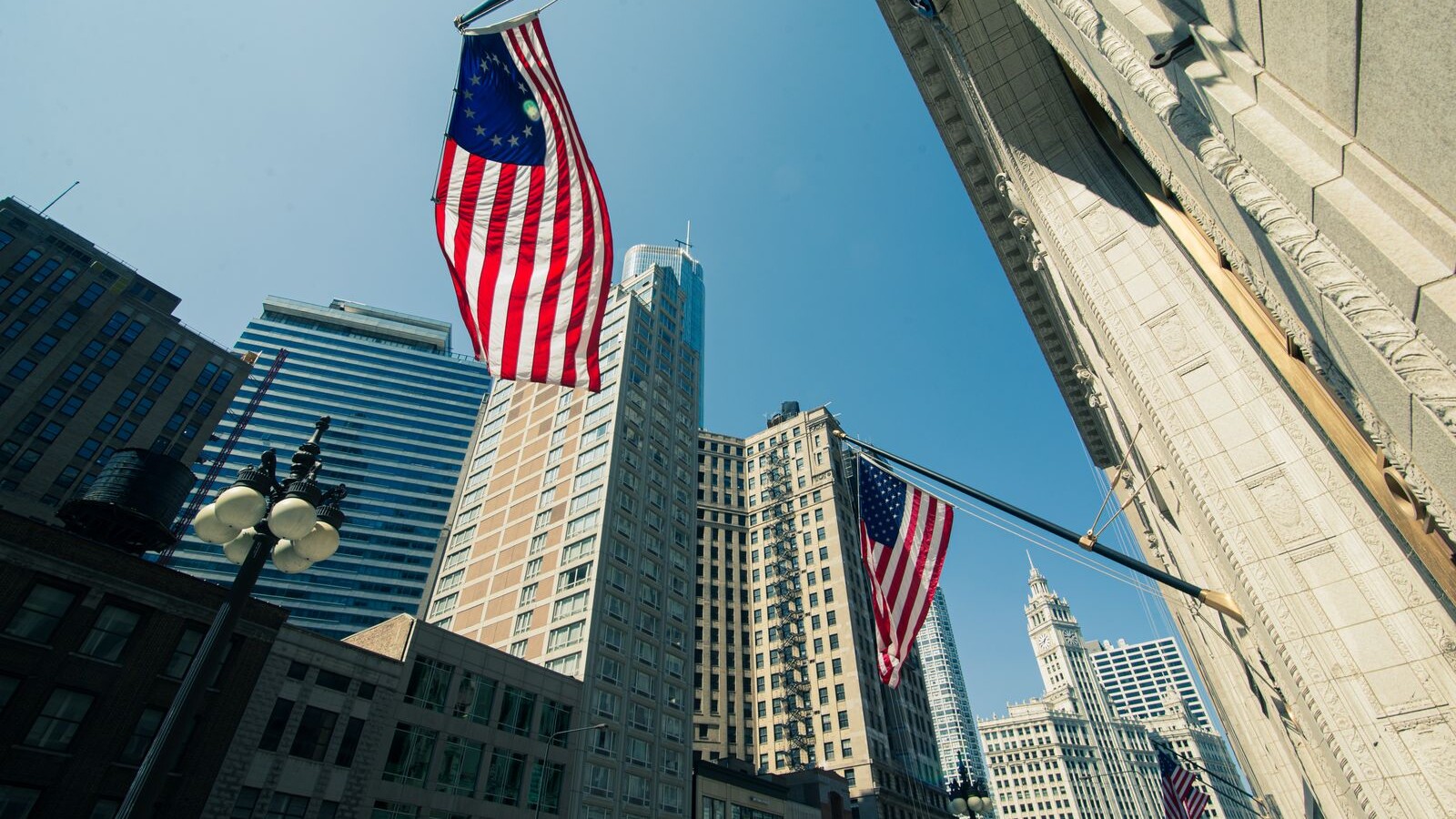 American flags between skyscrapers, symbolising a US LLC seen from abroad
