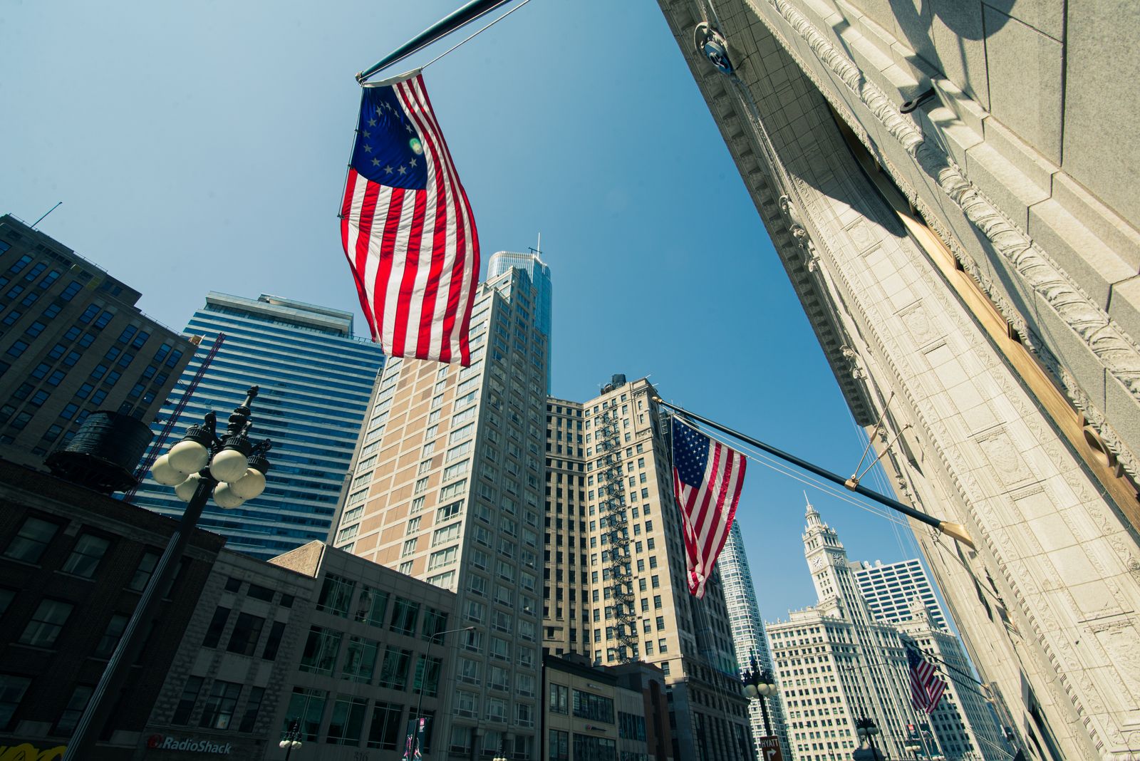 American flags between skyscrapers, symbolising a US LLC seen from abroad
